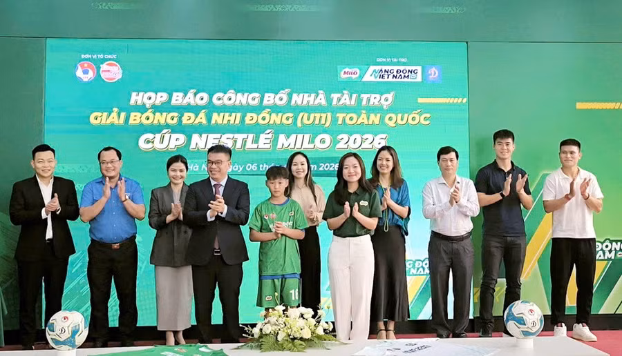 Ban Tổ chức công bố áo đấu của mùa giải năm nay. 