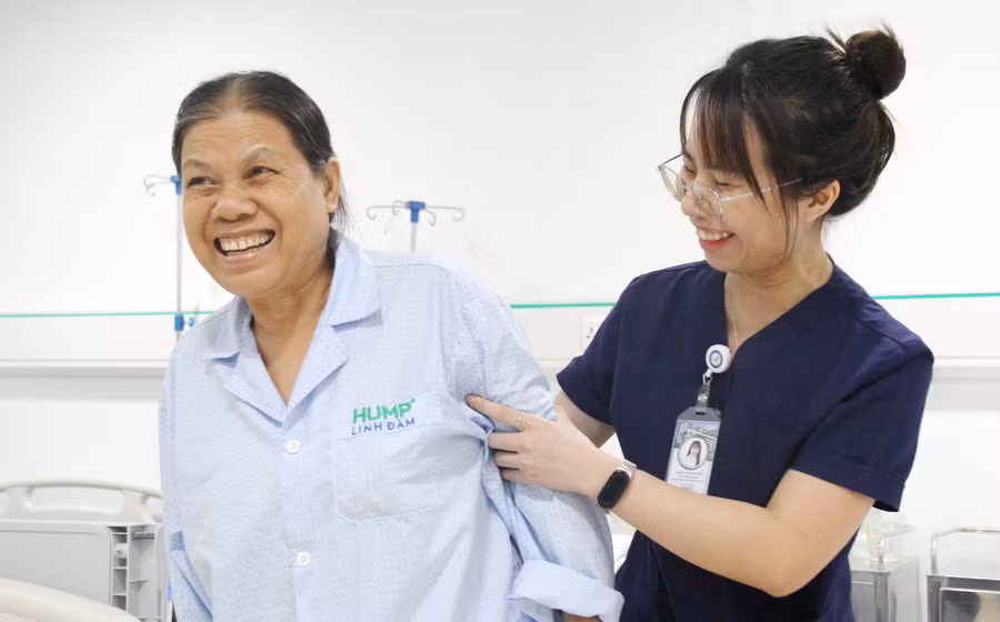 Bà Đinh Thị Gấm được điều trị, chăm sóc chu đáo tại Bệnh viện Đại học Y dược, Đại học quốc Gia Hà Nội, cơ sở Linh Đàm.