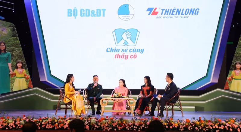 Thiếu tá Lò Văn Phích tham gia giao lưu tại Chương trình "Chia sẻ cùng thầy, cô".