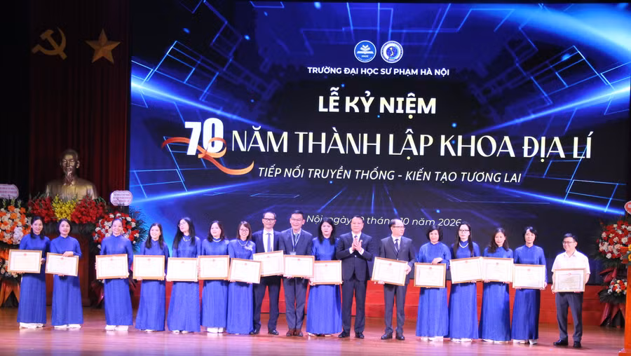 Vinh danh các cá nhân Khoa Địa lí, Trường ĐH Sư phạm Hà Nội.
