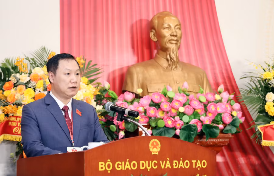 Ông Nguyễn Tiến Thảo – Bí thư Chi bộ, Vụ trưởng Vụ Giáo dục đại học (Bộ GD&ĐT) tham luận tại Đại hội. Ảnh: Trần Hiệp.