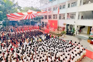Toàn trường rực rỡ cờ, hoa chào đón năm học mới.