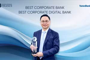 Ông Nguyễn Thanh Tùng Giám đốc Khối KHDN VietinBank nhận giải thưởng