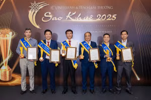  Đại diện Agribank nhận Cup và chứng nhận sản phẩm xuất sắc của ngành phần mềm , công nghệ thông tin Việt Nam - Giải thưởng Sao Khuê 2025