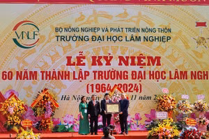 Phó Thủ tướng Thường trực Nguyễn Hòa Bình trao tặng phẩm tại Lễ kỷ niệm 60 cho Trường Đại học Lâm nghiệp