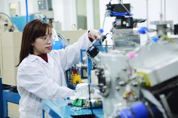 Nghiên cứu trong phòng lab ở Đại học Quốc gia Hà Nội. Ảnh: VNU