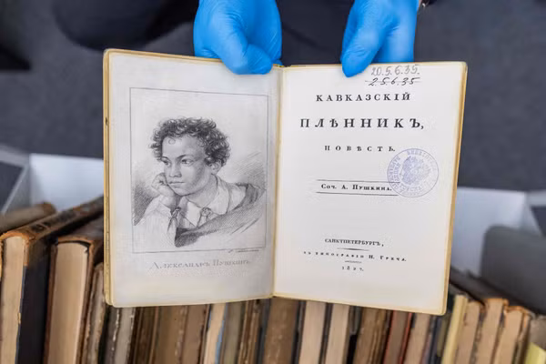 Bản làm giả một tập thơ của Pushkin tại Ba Lan.