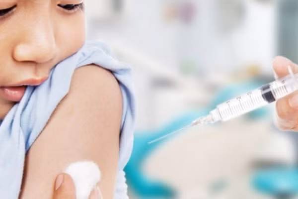 Trẻ cần được tiêm phòng vắc-xin đầy đủ và đúng lịch để giảm nguy cơ mắc bệnh. Ảnh minh họa: INT