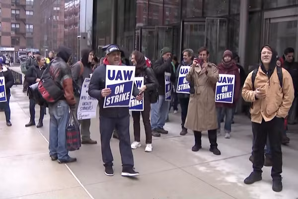 Giảng viên Đại học New York, Mỹ đình công.