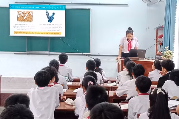 Học sinh Trường THCS Ân Đức chủ động phòng chống tác hại của thuốc lá, thuốc lá điện tử.