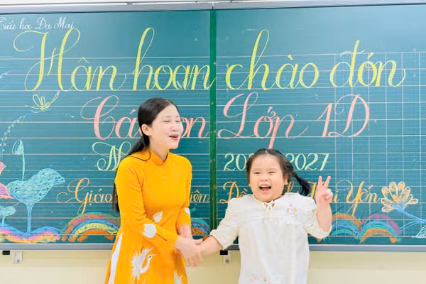 Cô và trò Trường Tiểu học Đa Mai.