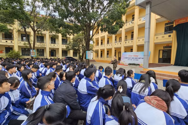 Học sinh THPT Tam Dương II được tuyên truyền về các hình thức lừa đảo, xâm hại trên không gian mạng.