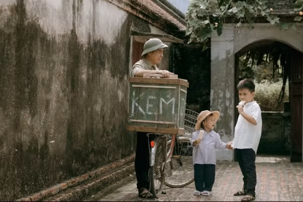 Xe bán kem trên đường làng đưa ta về khoảng trời tuổi thơ ăm ắp kỷ niệm. Ảnh minh họa: Khánh Minh