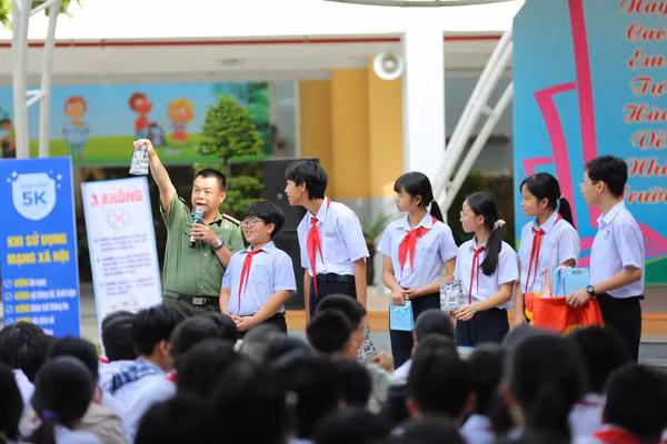 Trường THCS Nguyễn Huệ tổ chức chuyên đề An toàn trên không gian mạng cho học sinh. Ảnh: NTCC