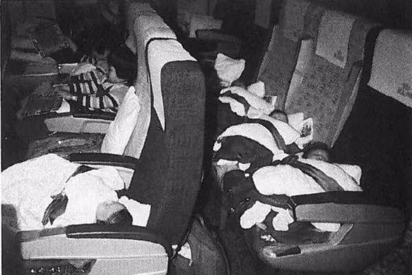 Những đứa trẻ sơ sinh Hàn Quốc trên chuyến bay đến Đan Mạch vào năm 1984.