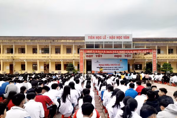 Ngoại khóa chuyên đề phòng chống thuốc lá trong trường học tại Trường THPT Lam Kinh, Thanh Hóa. Ảnh: NTCC