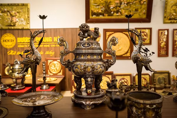 Một số sản phẩm đúc đồng của xã Ý Yên.