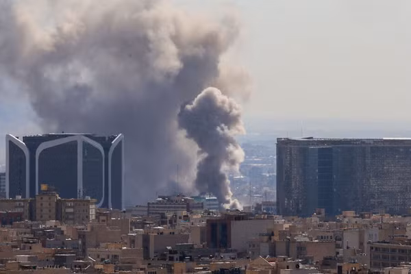 Các dự án cơ sở giáo dục ở Doha và Abu Dhabi bị trì hoãn.