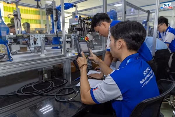 Sinh viên Trường Đại học Công nghệ Kỹ thuật TPHCM tham gia cuộc thi công nghệ. Ảnh: UTE - KTX - ĐHQG