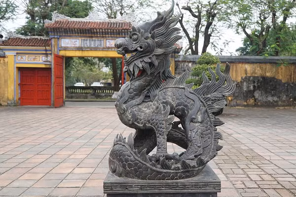 Bộ hiện vật tượng rồng thời Thiệu Trị đặt trước sân nhà hát Duyệt Thị Đường, Đại Nội Huế được công nhận bảo vật quốc gia (đợt 13, năm 2024).
