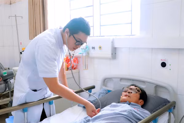 Thăm khám cho bệnh nhân sốc phản vệ do tự ý dùng thuốc. Ảnh: TTYT Đông Triều