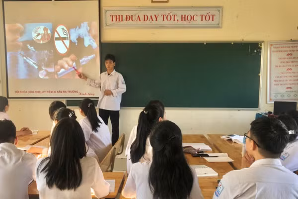 Học sinh Trường THPT Ngô Quyền tham gia sinh hoạt CLB với chủ đề 'Tác hại của thuốc lá điện tử'.
