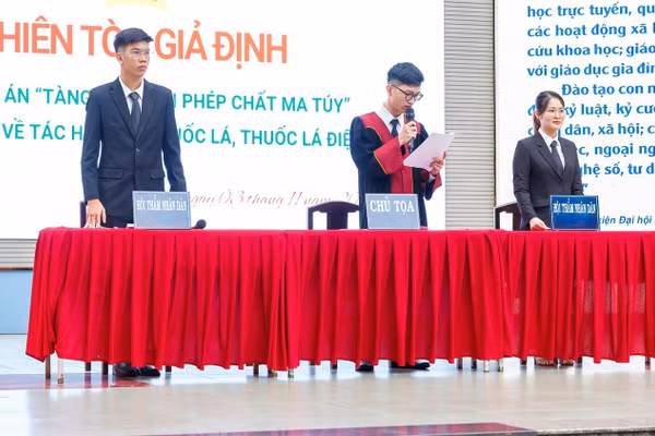Phiên tòa giả định tại Trường THPT Thủ Đức. Ảnh: FB nhà trường
