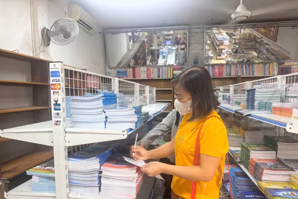 Phụ huynh tìm chọn sách giáo khoa tại Cửa hàng Sách 58 Phan Đình Phùng (phường Thành Sen, Hà Tĩnh).