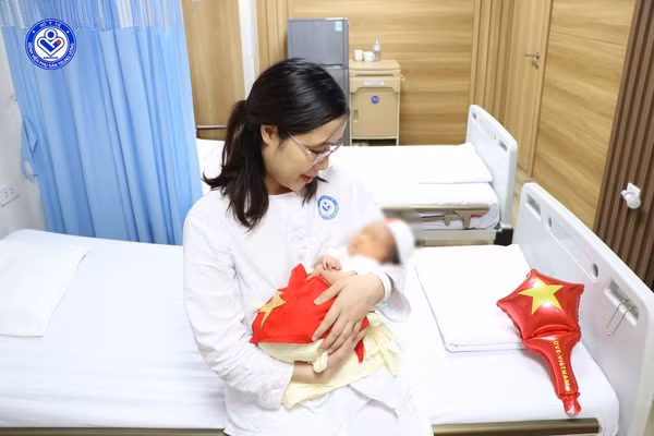 Trẻ chào đời khỏe mạnh, nặng 3,3kg. Ảnh: BVCC