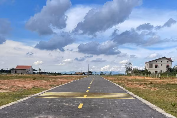 Đất ở xã Toàn Lưu được nhà đầu tư tự bỏ tiền thảm nhựa, mở đường, phân lô bán nền. Ảnh: V.T