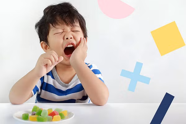 Một trong những việc quan trọng nhất của cha mẹ là thiết lập những nguyên tắc nhất quán về việc ăn đồ ngọt. Ảnh: INT