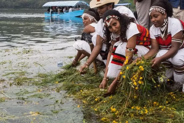 Người Ethiopia đón mừng đầu năm mới vào ngày 11/9 với hoa adey abeba mùa Xuân. Ảnh: Bbc.com