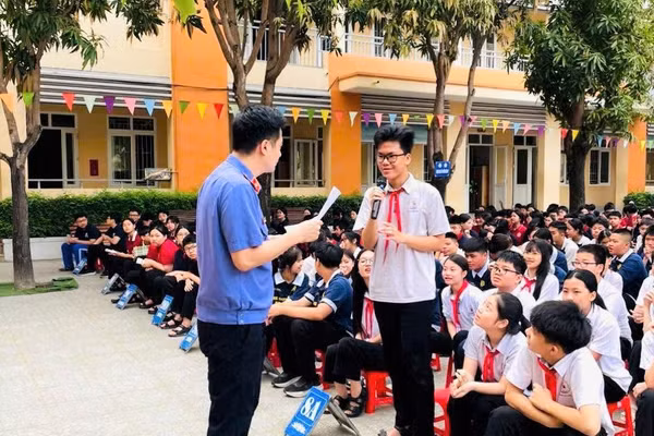 Chương trình truyền thông về phòng, chống thuốc lá điện tử tại Trường THCS Lê Mao (Thành Vinh, Nghệ An). Ảnh: NTCC