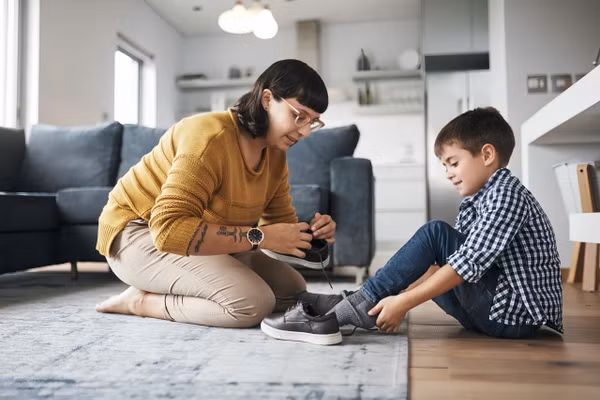 Làm thay con những việc trẻ có thể tự làm, cha mẹ có thể vô tình lấy đi cơ hội để trẻ trưởng thành.