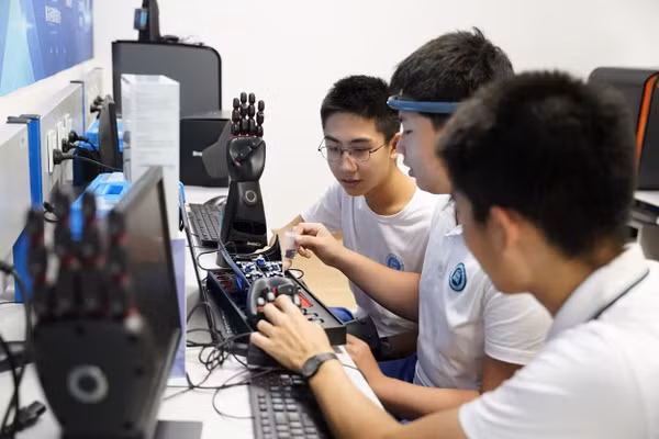 Trung Quốc đẩy mạnh đào tạo AI từ phổ thông đến đại học.