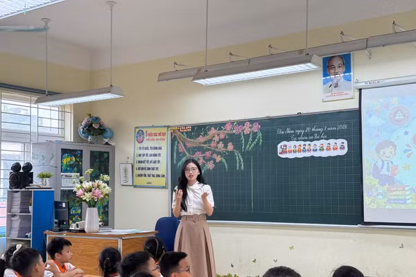 Cô, trò Trường Tiểu học Đại Mỗ, phường Đại Mỗ (Hà Nội). Ảnh: Đình Tuệ 