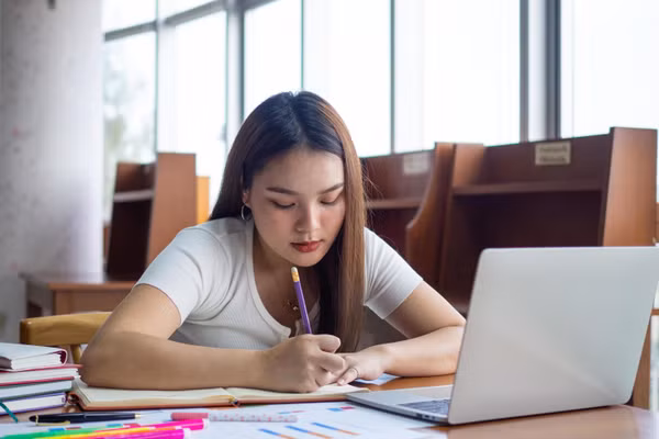 Sinh viên Singapore ứng dụng trí tuệ nhân tạo trong việc học.
