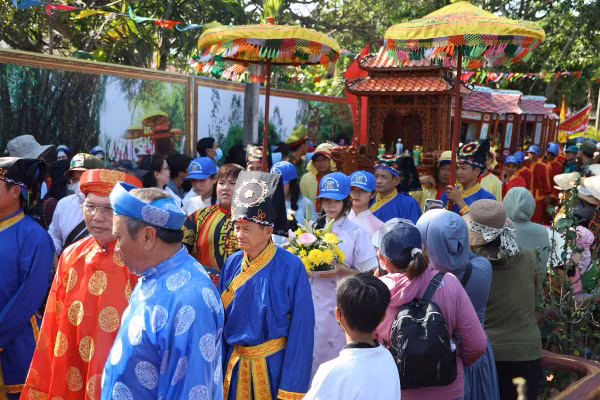 Hàng nghìn người dân tề tựu về dự lễ hội Chùa Bà - Cảng thị Nước Mặn.