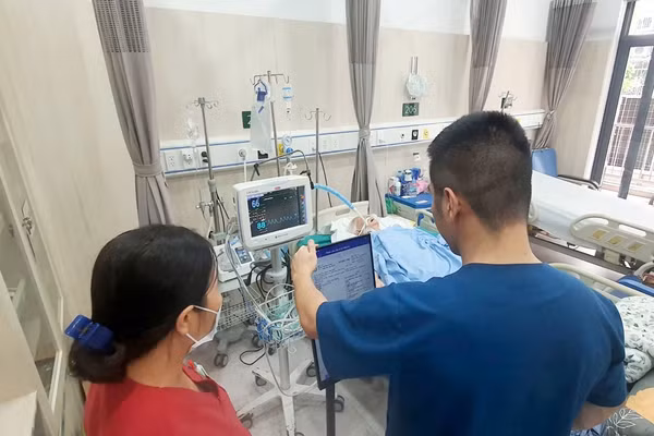 Bệnh án điện tử thuận tiện cho cán bộ y tế thăm khám, theo dõi tình trạng người bệnh. Ảnh: BV Bạch Mai 