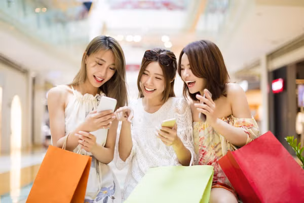 Thế hệ Gen Z có thói quen mua sắm qua mạng xã hội. Ảnh minh họa: INT