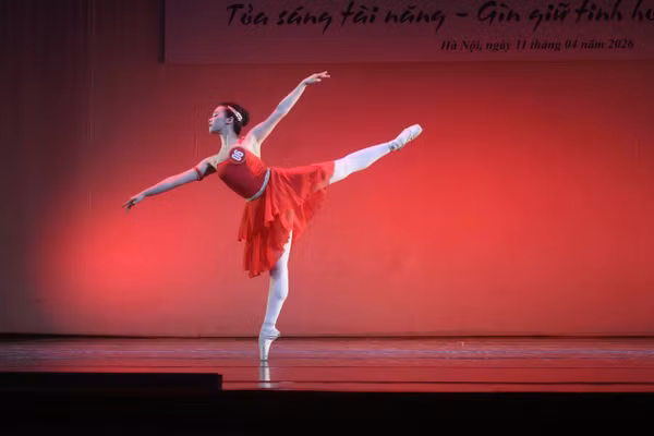 Thí sinh Trần Thị Hải Yến trong bảng thi múa Cổ điển châu Âu với Adagio (trong Pas de deux Diana and Actéon) của biên đạo Marius Petipa. Ảnh: Thanh Hoa.