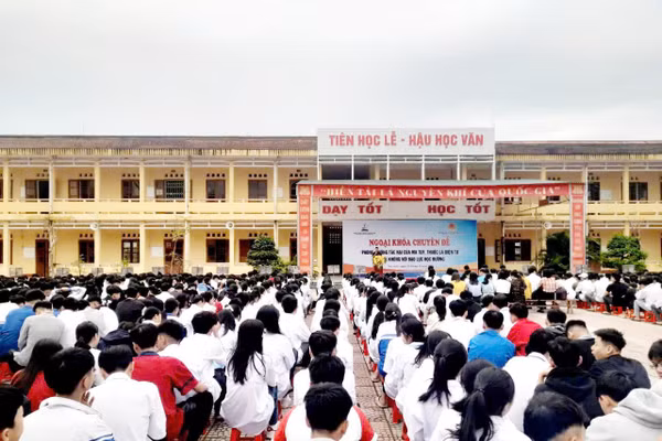 Trường THPT Lam Kinh (Thanh Hóa) tổ chức buổi ngoại khóa chuyên đề phòng chống tác hại thuốc lá, thuốc lá điện tử. Ảnh: NTCC