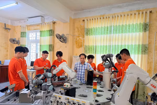 Trường Cao đẳng Công nghệ Hà Tĩnh đang ký kết hợp tác với gần 40 doanh nghiệp tạo điều kiện cho sinh viên tham quan, học tập.
