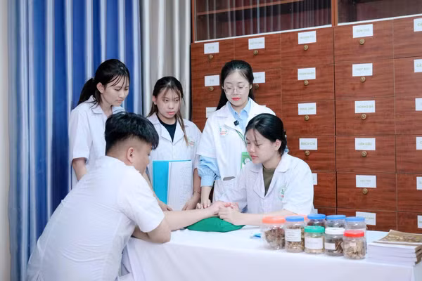 Sinh viên Trường CĐ Dược Hà Nội. Ảnh: NTCC