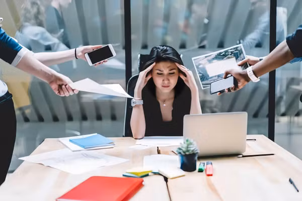 Áp lực cân bằng giữa sự nghiệp và gia đình khiến không ít phụ nữ trì hoãn hoặc cân nhắc lại quyết định sinh con.