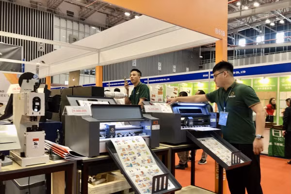 Nhiều máy móc, thiết bị tự động hóa đang được áp dụng vào các khâu sản xuất công nghiệp. Ảnh: TTXVN
