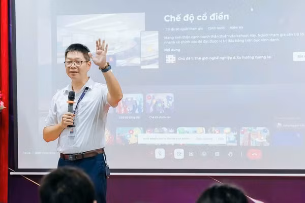PGS.TS Nguyễn Tiến Đông - Hiệu trưởng Trường Cao đẳng Lý Thái Tổ (Bắc Ninh) trao đổi cùng sinh viên. Ảnh: NVCC