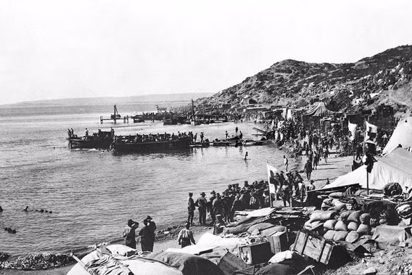Ngày 25/4/1915, Quân đội Úc và New Zealand đổ bộ Gallipoli, tiên phong chống Đế quốc Ottoman. Ảnh: Fortqueenscliff.com