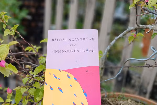 Tập thơ 'Bài hát ngày trở về' của tác giả Bình Nguyên Trang được NXB Văn học ấn hành. Ảnh: Lam Khuê.