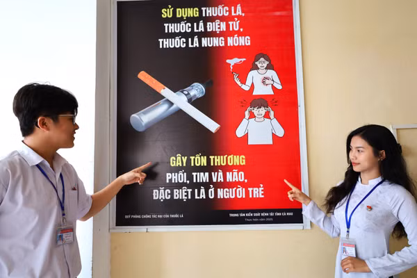 Học sinh Trường THPT Cà Mau tuyên truyền phòng, chống tác hại của thuốc lá. Ảnh: TG